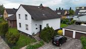 Luftbild vom Haus - 2 Familienhaus mit großem Grundstück + 2 Garagen