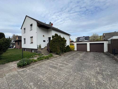Garagen + Stellplätze - 6 Zimmer Mehrfamilienhaus, Wohnhaus in Lengede