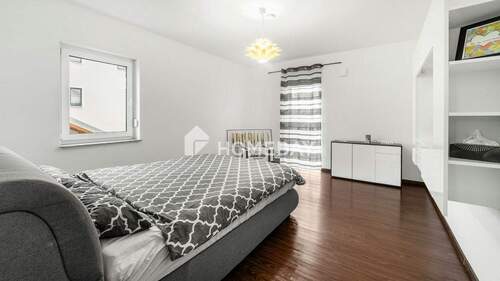 1. OG Schlafzimmer 1 - 