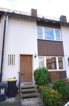 Hausansicht Vorderseite - RMH mit viel Potential in Nürnberg - Ziegelstein Haus kaufen