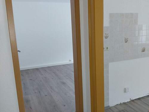 Flur - Blick zur Küche / Zimmer 2 - 2 Zimmer Etagenwohnung in Olbernhau