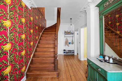 Erdgeschoss Diele mit Treppenaufgang - 