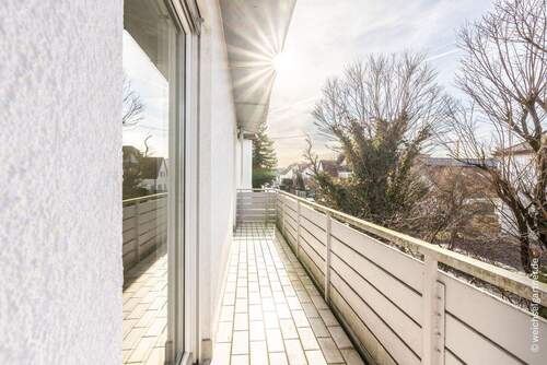 Balkon - Richtung Straße - 