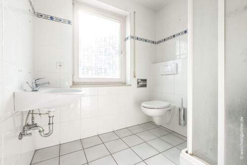 Tageslicht-Badezimmer im OG - 