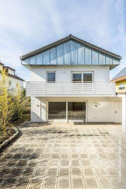 Straßenansicht - 5 Zimmer Einfamilienhaus in München