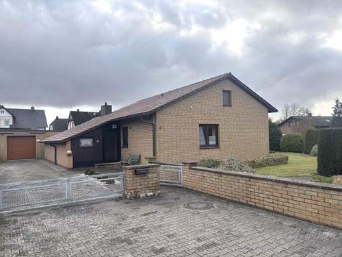 Vorderansicht - Bungalow zu ebener Erde mit Garage und Wintergarten