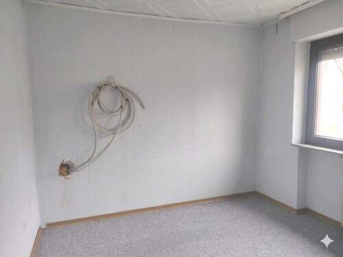 Schlafzimmer OG mit neuem Kabelstrang zwecks modernisierung - 