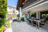 Große Gartenterrasse mit Markise - 