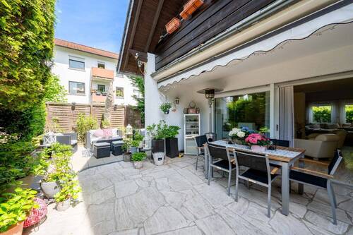Große Gartenterrasse mit Markise - 