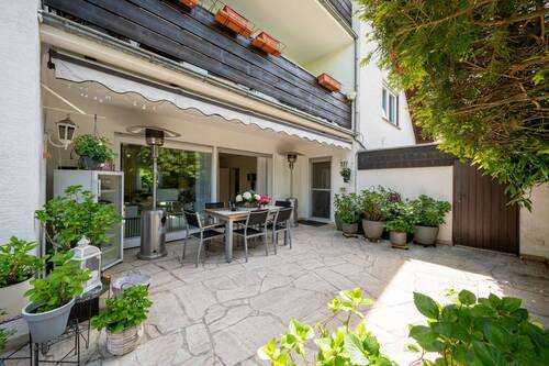 Terrasse mit Zugang zur Garage - 