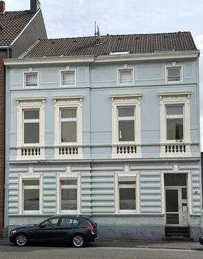 Straßenansicht - Attraktive Erdgeschosswohnung mit Garten und Garage