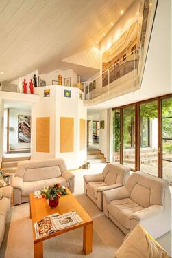 Der Wohnbereich im EG mit Galerie im 1. OG - 