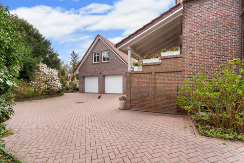 Auffahrt zum Innenhof - Einfamilienhaus mit 152,00 m² in Aurich zum Kaufen