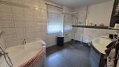 EG - Bad mit Eckwanne und Dusche - 