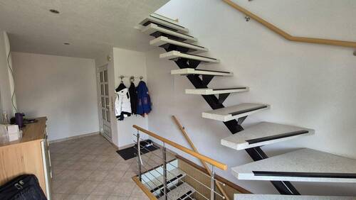 EG - massive Treppe zum DG - 