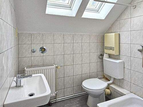 Badezimmer mit Dusche und WC - 