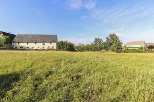 Grundstück mit seitl. Blick - 