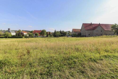 Grundstück mit seitl. Blick - 