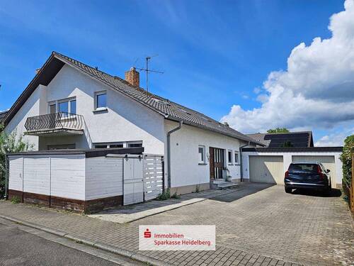 Titelbild mit Logo - Zweifamilienhaus mit Doppelgarage in Sandhausen - teilvermietet