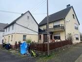 Straßenansicht - Zwangsversteigerung: Zwei Einfamilienhäuser