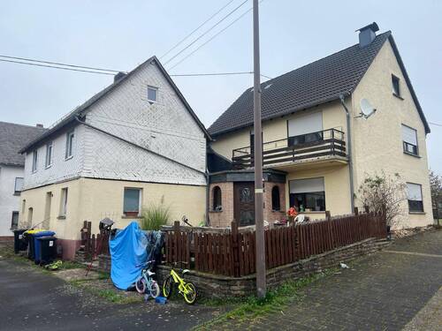 Straßenansicht - Zwangsversteigerung: Zwei Einfamilienhäuser