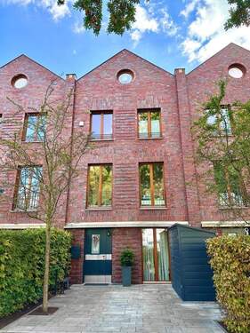 Hausfront + Stellplatz - Traumhaftes Stadthaus (200m²) mit Garten in der Rummelsburger Bucht (in Berlins bester Lage)