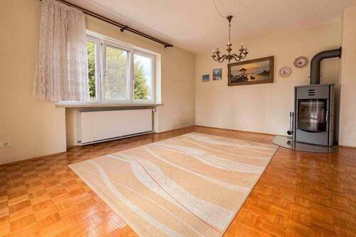 Wohnzimmer - 6 Zimmer Einfamilienhaus zum Kaufen in Sünching