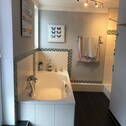 Bad mit Badewanne und Dusche - 