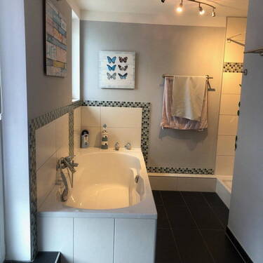 Bad mit Badewanne und Dusche - 