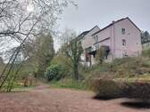 Rückseite (am Wanderparkplatz-Bruderfels) - Rodalben-Pfalz! TOP Wohnhaus, kernsaniert und renoviert, mit Balkon, Terrasse, Garten und Garage (DG + ca.40 m²) Nähe Bruderfelsen