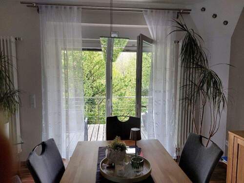 Wohn-Essbereich mit Zugang zum großen Balkon - 4 Zimmer Mehrfamilienhaus, Wohnhaus in Rodalben
