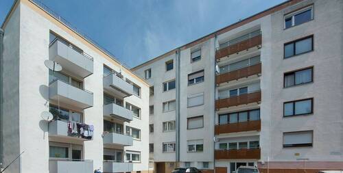 Eingangsseite der Wohnanlage - TOP modernisierte Erdgeschosswohnung - einfach einziehen und wohlfühlen!
