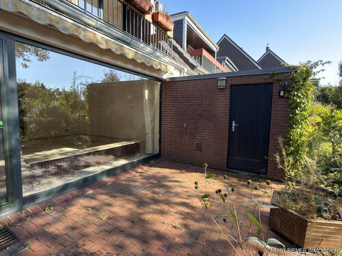 Terrasse u. Gartenhaus - 