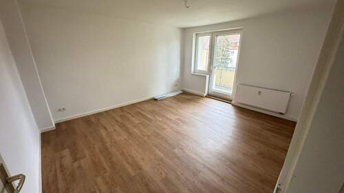 Wohnzimmer frisch renoviert - Etagenwohnung mit 50,00 m&sup2; in Zwenkau zur Miete