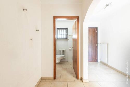 Eingangsbereich mit Gäste-WC - 