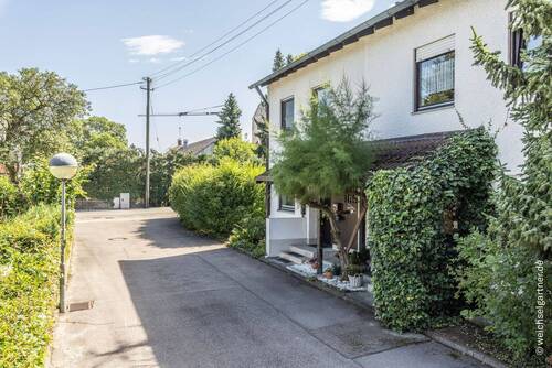 Stichstraße zum Hauseingang - 5 Zimmer Doppelhaushälfte in Aschheim