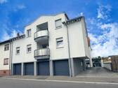 TitelA - Moderne 3-Zimmer-Wohnung mit Aufzug, Balkon, EBK, Garage und Keller in zentraler Lage von Neuthard!