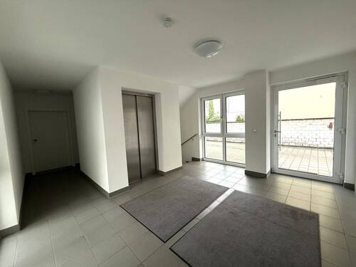 Repräsentatives Treppenhaus - 3 Zimmer Etagenwohnung in Karlsdorf-Neuthard
