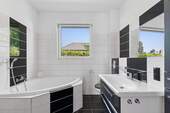Badezimmer mit Badewannne - Bungalow mit 98,00 m² in Berlin zum Kaufen