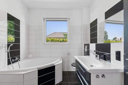 Badezimmer mit Badewannne - Bungalow mit 98,00 m² in Berlin zum Kaufen
