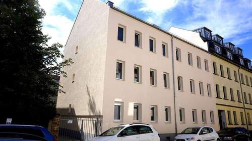 Hausansicht - 3-Raum Wohnung mit Balkon und Stellplatz