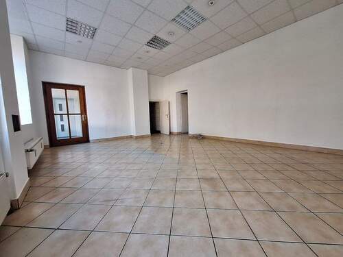 Verkaufsraum mit Eingangstür - Büro zur Miete in Senftenberg