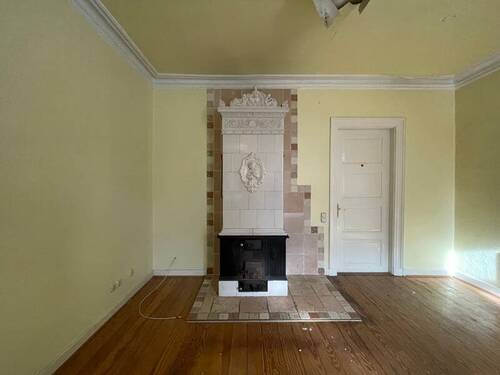 Zimmer mit Kamin vorne im EG - 