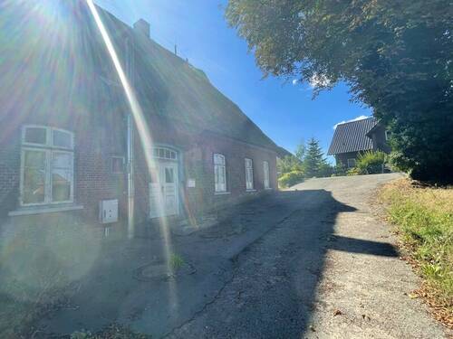 Hausseite mit Auffahrt - 