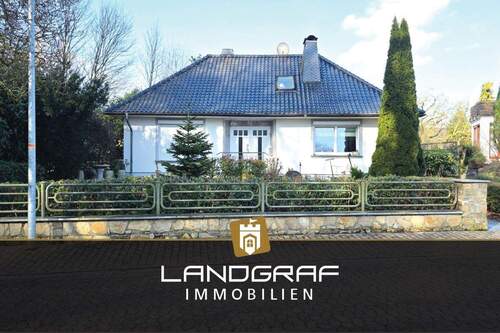Walmdachbungalow - Natur trifft Komfort: Einfamilien-Bungalow mit Sauna, Keller und Doppel-Tiefgarage!
