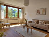 großzügiges Wohnzimmer - Sofort einziehen und sich zu Hause fühlen - stilvoll modernisierte 4,5-Zimmer-Wohnung in Leonberg