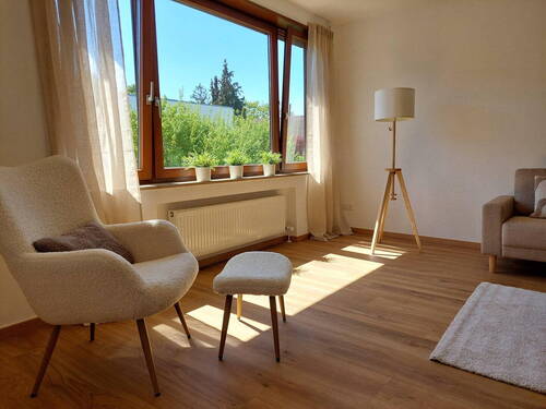 großzügiges Wohnzimmer - 4 Zimmer Etagenwohnung zum Kaufen in Leonberg