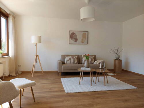 großzügiges Wohnzimmer - 