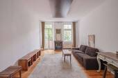 Wohnzimmer - Stilvolle 2-Zimmer-Wohnung mit Südbalkon im begehrten Florakiez