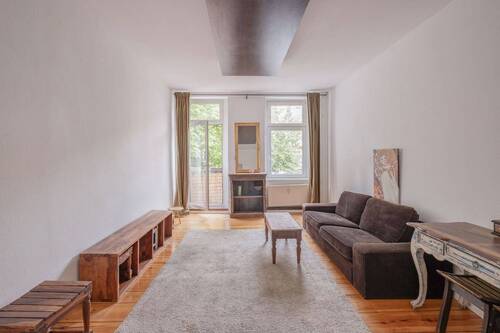 Wohnzimmer - Stilvolle 2-Zimmer-Wohnung mit Südbalkon im begehrten Florakiez